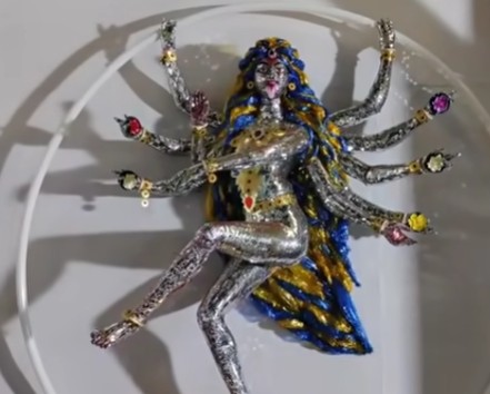 গত বছরও কালীপুজোর আয়োজনে অভিনবত্ব দেখিয়েছিল এই ক্লাব। তৈরি করেছিল কাচের কালী প্রতিমা। 