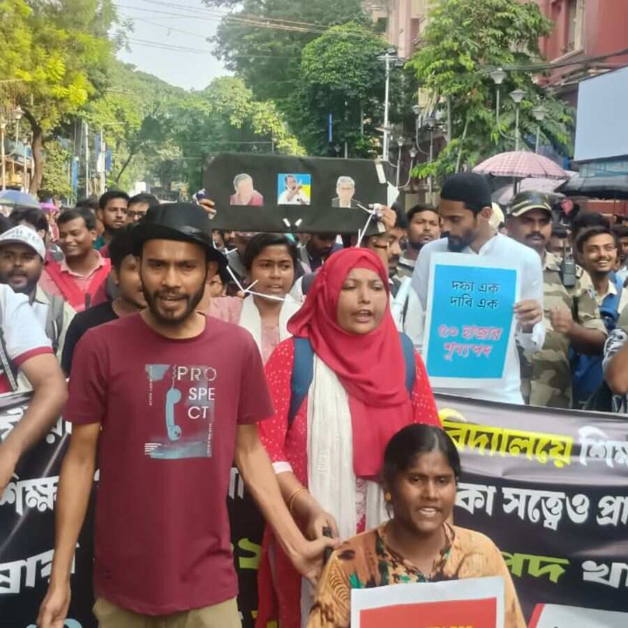 Naushad Siddiqui walks in the procession of primary job seekers, demanding the declaration of 50,000 vacant posts dgt