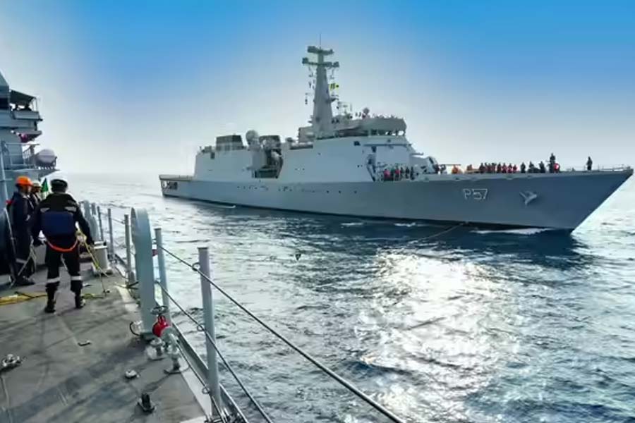 India will build country's first Electric warship with partnership of Rolls-Royce 