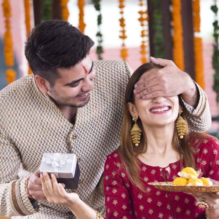 আর ভাইয়েরা? এই দিনটিতে তারা সুযোগ পায় তাদের হৃদয়ের উষ্ণতা আর কৃতজ্ঞতা প্রকাশ করার। আর সেই ভালবাসার প্রকাশে উপহারের চেয়ে ভাল উপায় আর কী হতে পারে?