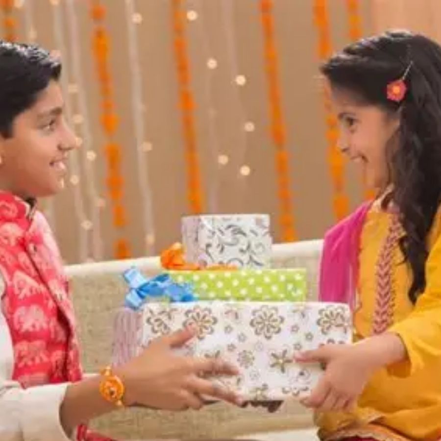 তবে ভাইফোঁটার উপহার মানেই একখানা খামে টাকা গুঁজে দেওয়া কিংবা দোকান থেকে কেনা কোনও সাধারণ গিফট হ্যাম্পার নয়। তাতে ব্যক্তিগত ছোঁয়া কই? আবেগ কোথায়? উপহার হোক এমন কিছু, যা বোন যত্ন করে আগলে রাখবে। তাই, সময় থাকতে থাকতে জেনে নিন, আপনার বোনের মন জয় করার কিছু সহজ উপায়।