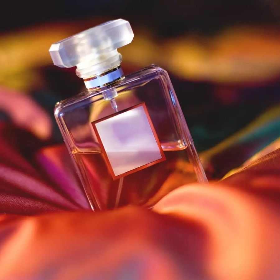 আর যদি বোন সুগন্ধি পছন্দ করে, তার জন্য লিমিটেড এডিশন পারফিউম, জমকালো লাক্সারি রিস্টওয়াচ কিংবা নানা রঙ-বেরঙের হ্যান্ডব্যাগ তো আছেই। 