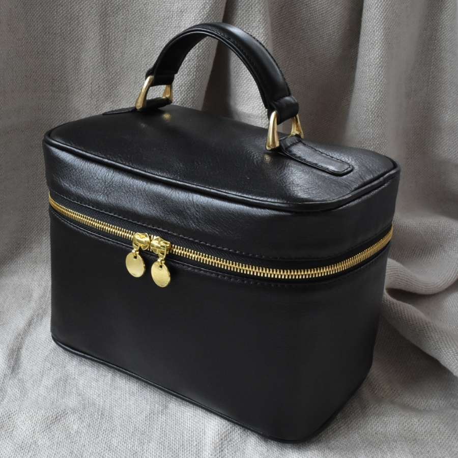 এ ছাড়াও, নিজের রূপটানের জিনিসপত্র গুছিয়ে রাখার জন্য ভ্যানিটি ব্যাগ বা সবসময়ের জন্য সুরক্ষার সঙ্গী রোদ চশমাও হতে পারে বেশ কার্যকরী উপহার।