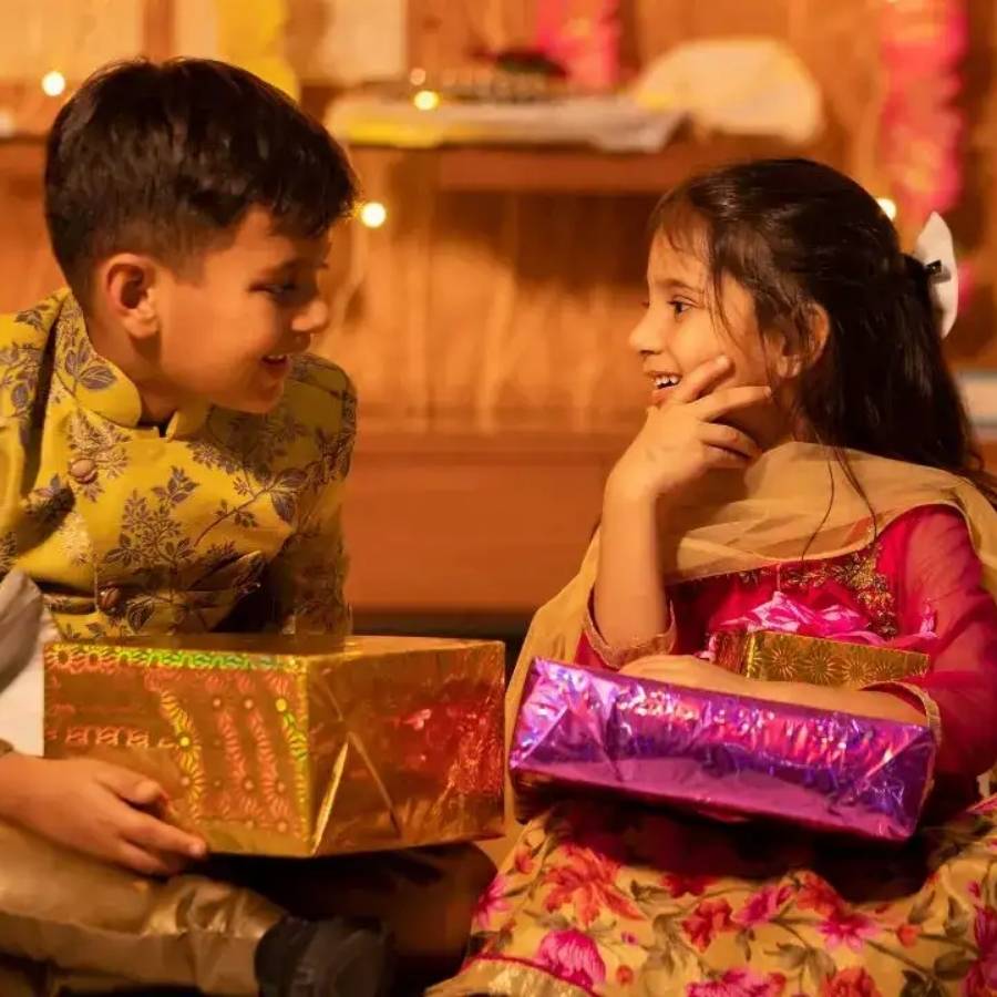 উপহার যা-ই হোক না কেন, ভাইফোঁটার আসল মজাটা কিন্তু লুকিয়ে আছে সেই মিষ্টি মুহূর্তে। (এই প্রতিবেদনটি ‘আনন্দ উৎসব’ ফিচারের একটি অংশ)। 