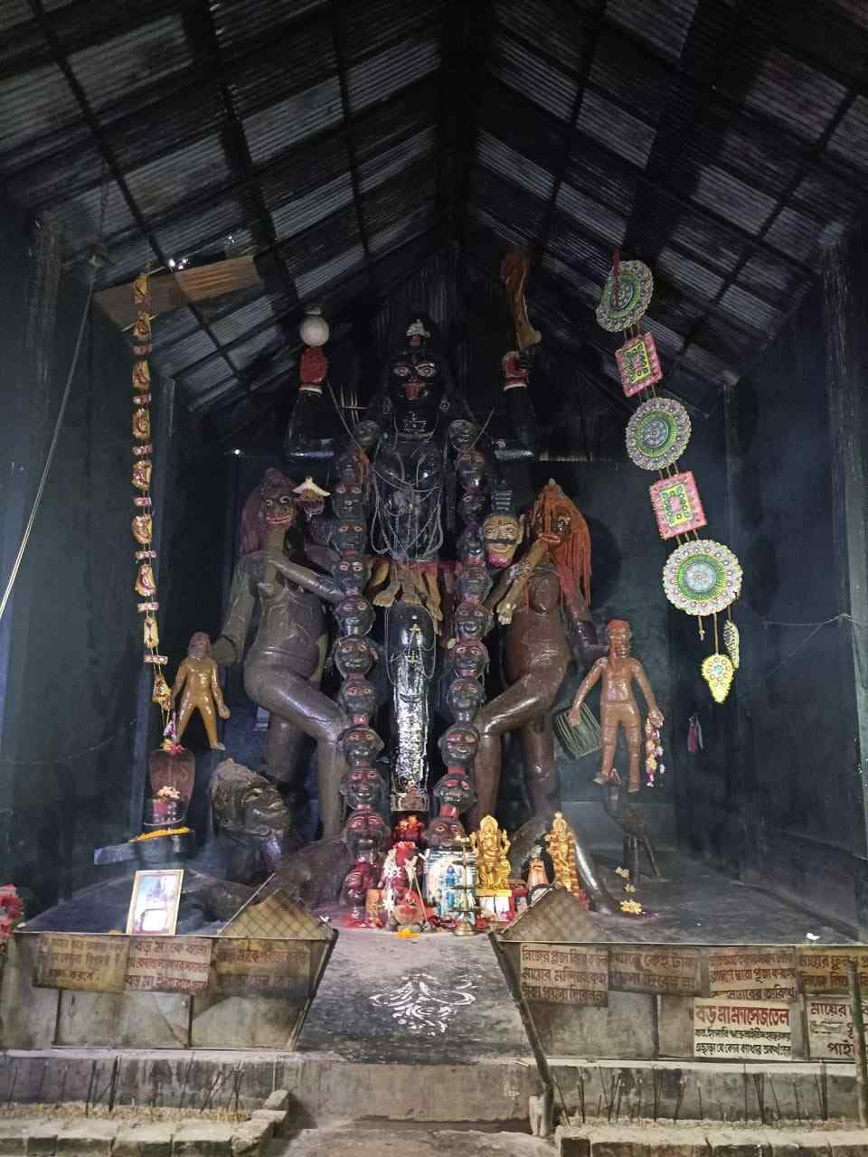 এই মন্দিরটি একটি বিশেষ কারণে আলাদা। আর পাঁচটা মন্দিরের মতো এখানে কোনও স্থায়ী পুরোহিত নেই।