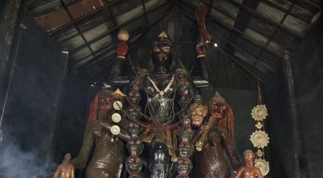 কালী প্রতিমার চার হাতের মধ্যে উপরের একটি হাতে রয়েছে পৃথিবীর প্রতিকৃতি। এটি এই মূর্তির অন্যতম বৈশিষ্ট্য।