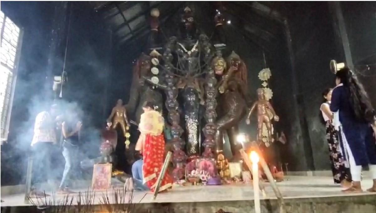 দেবীর নীচের একটি হাতে ধরা আছে একটি সাদা পায়রা। মনে করা হয়, এই হাত শান্তির বার্তা দেয়।