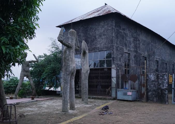 মন্দিরের কাঠামোটি খুবই সাধারণ। ইটের গাঁথনি ও টিনের ছাউনি দিয়ে তৈরি। নেই কোনও নকশা বা কারুকার্য।