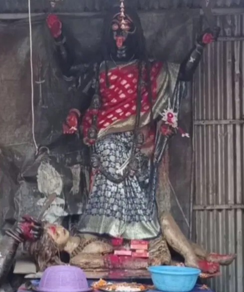 এখানে ভক্তদের পুজোর ফল বা দক্ষিণা দেওয়া নিষেধ। ভক্তরা চাইলে দেবীর জন্য প্রসাদ রেখে যেতে পারেন।