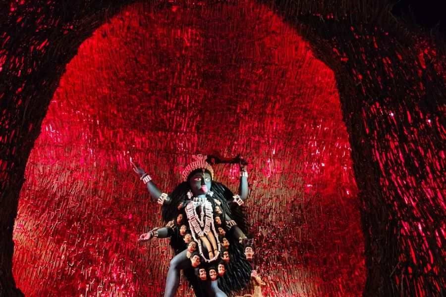 গত বছর কালীপুজোর আয়োজনে নজর কেড়েছিল বি টি রোড লাগোয়া ক্লাব - হাওয়া সকাল। ইন্ডিয়ান স্ট্যাটিসটিক্যালের ঠিক উল্টো দিকের এই ক্লাবটি এ বার কী করে, তা নিয়ে  মানুষের আগ্রহ রয়েছে।