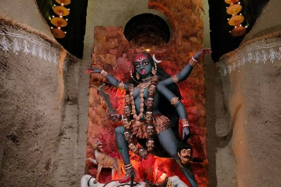 শিলপাড়া বাস স্টপ সংলগ্ন বড়িশা শান্তি সংঘের কালীপুজোও হয় নজরকাড়া। এ বছরও তার ব্যতিক্রম হবে না বলেই মনে করা হচ্ছে। 