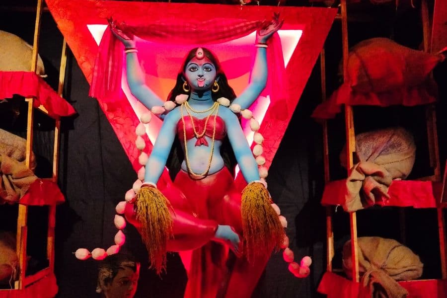 চণ্ডীতলা অটো স্ট্যান্ডের কাছেই রয়েছে রায় বাহাদুর রোড আমরা মিলন তীর্থ ক্লাব। কালীপুজোর ঠাকুর দেখতে যেতে পারেন সেখানেও। (এই প্রতিবেদনটি ‘আনন্দ উৎসব’ ফিচারের একটি অংশ।) 