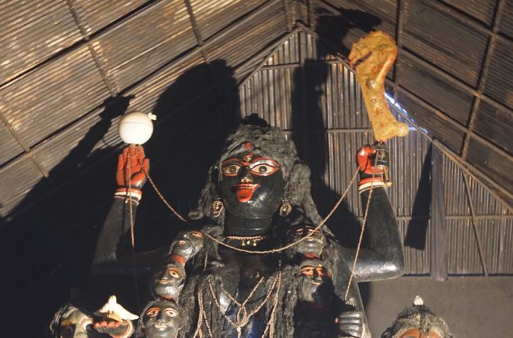 শুধুমাত্র অমাবস্যা তিথিতে পুরোহিত এসে বিশেষ পুজো করেন। বাকি দিনগুলিতে ভক্তরাই পুজোর দায়িত্ব সামলান।