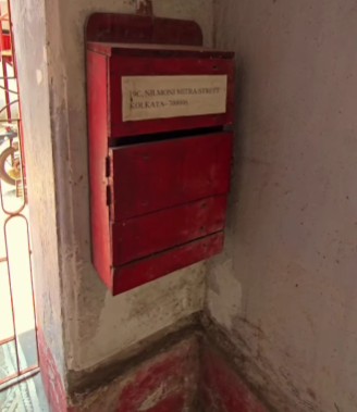 বাড়ির বর্তমান ঠিকানা - ১৯/১, নির্মল মিত্র স্ট্রিট, শ্যামবাজার, দর্জিপাড়া, কলকাতা। 