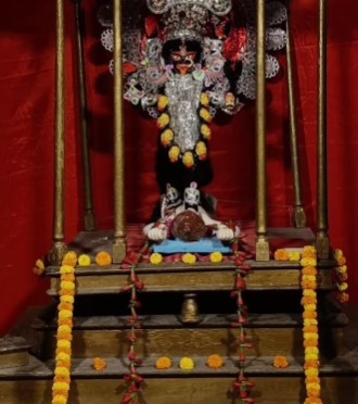 পুজোর সূচনা হয়েছিল আজ থেকে প্রায় ২৩৩ বছর আগে। নেপথ্যে ছিলেন প্রাণকৃষ্ণ মিত্র।