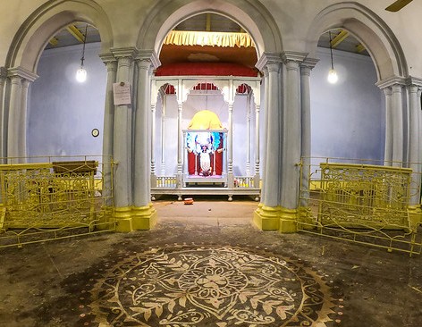 শোনা যায়, প্রাণকৃষ্ণের সঙ্গে বন্ধুত্ব ছিল মৃৎশিল্পীদের। তাঁরা কিছুটা আনমনেই গড়েছিলেন কালী মূর্তি।