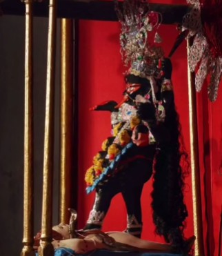 ঘোর কৃষ্ণবর্ণের সেই মাতৃমূর্তির বাঁ পা ছিল এগিয়ে রাখা। আজও তেমনই মূর্তিতে এই বাড়িতে পুজো হয়।