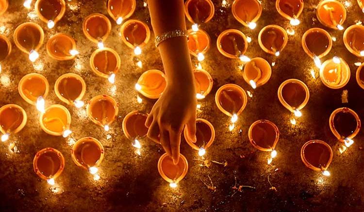 কালীপুজোর সময়ে বাড়িতে জ্বলে ১০৮টি মাটির প্রদীপ। তবে, পুজোয় ঢাক বাজানো হয় না।