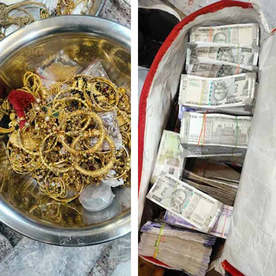 Huge amount of money, gold recovered from the house of retired excise officer in Madhya Pradesh dgtl