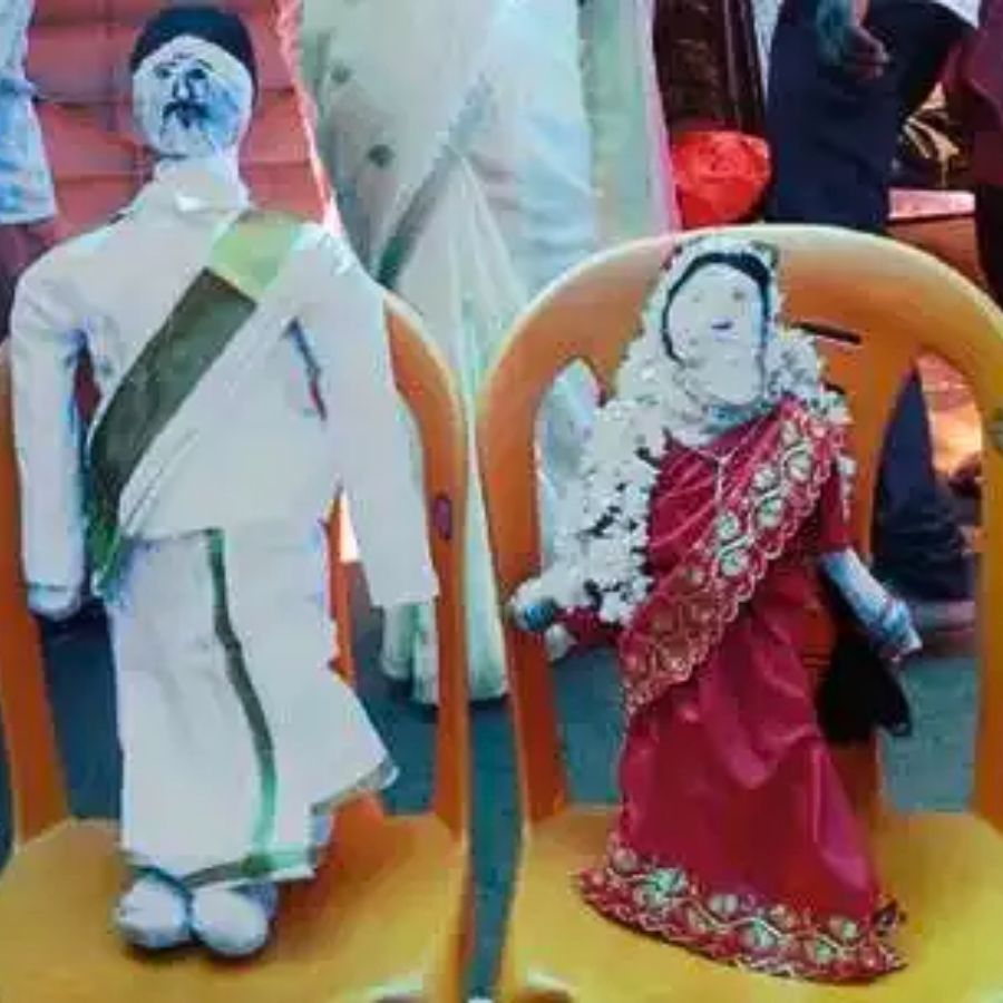 কেন এমনটা হয়? এর পিছনে রয়েছে এক গভীর বিশ্বাস আর কিছু না-বলা বেদনা। সমাজের মানুষজনের বিশ্বাস, যে সব শিশু বা কিশোর-কিশোরী বিবাহযোগ্য হওয়ার আগেই মারা যায়—অর্থাৎ সাধারণত ১৮ বছরের আগে—তাদের আত্মা নাকি শান্তি পায় না।