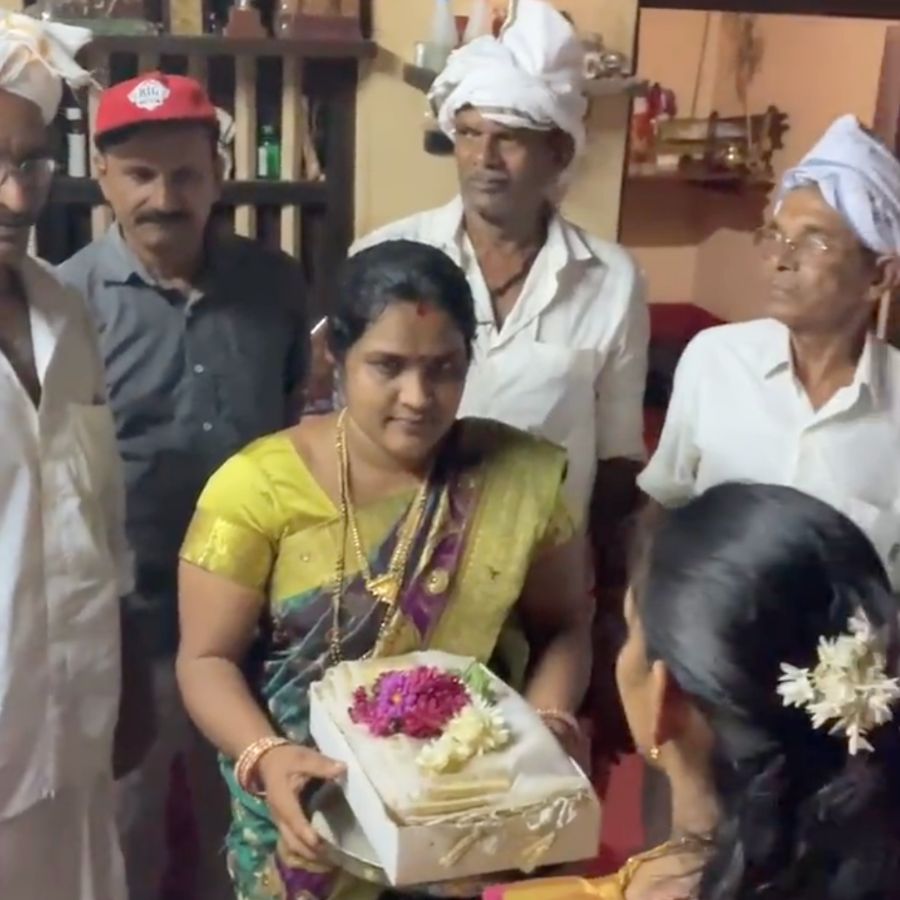 এই বিপত্তি এড়াতেই শরণাপন্ন হতে হয় জ্যোতিষীর। তিনি বলেন, আত্মার মুক্তি বা 'মোক্ষ'-এর জন্য বিবাহই নাকি এক মাত্র পথ।