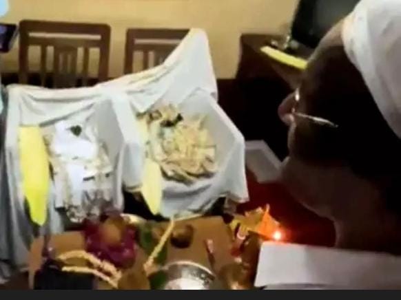 তাঁরা বিশ্বাস করেন, যাঁরা চলে গিয়েছেন তাঁরা আসলে মরে যাননি, বরং প্রেতাত্মা রূপে জীবিতদের মধ্যেই রয়েছেন। আর সেই জন্যই তাঁদেরও বিবাহিত জীবন দরকার।