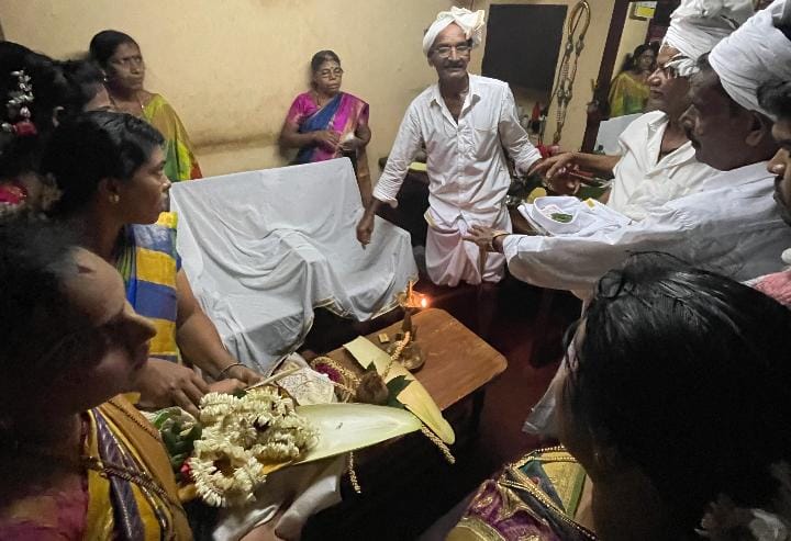 বিয়ের দিনে বরের পরিবার কনের বাড়িতে আসে, সঙ্গে থাকে বরের সেজে-ওঠা মূর্তি এবং কনের জন্য নতুন পোশাক। সেই পোশাক পরানো হয় কনের মূর্তিকে। এর পর দুই পরিবার মিলে সেই প্রতিমা দু'টির গলায় মালা পরিয়ে বিবাহ সম্পন্ন করে।