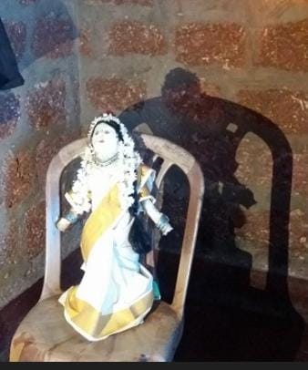 অবশ্য শহরের মানুষজন বা আধুনিক সমাজ এই প্রথাকে কুসংস্কার বলে উড়িয়ে দিলেও, ওই সমাজগুলির কাছে এটি মৃতদের প্রতি শ্রদ্ধা জানানোর এক গভীর মানবিক উপায়। 