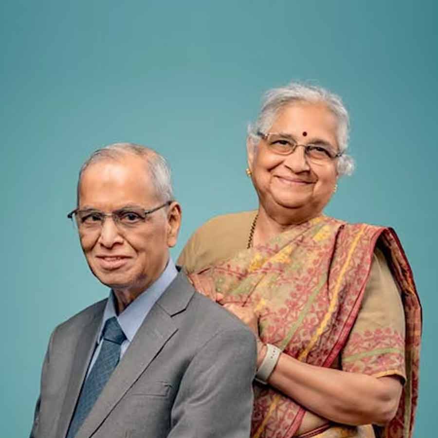 (বাঁ দিকে) নারায়ণ মূর্তি এবং সুধা মূর্তি (ডান কপি)।