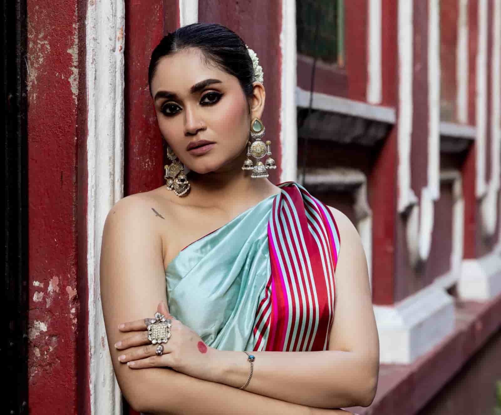 উৎসবের মরসুম তো শেষ হয়নি। সামনেই দীপাবলি। বাড়ির পুজোয় আভিজাত লুক চাই? না কি চাই পুরনো দিনের নির্যাস? সাজকাহনের টিপ্‌স দিচ্ছে আনন্দবাজার ডট কম। তবে একটু অন্য ঘরানার আঙ্গিকে।  