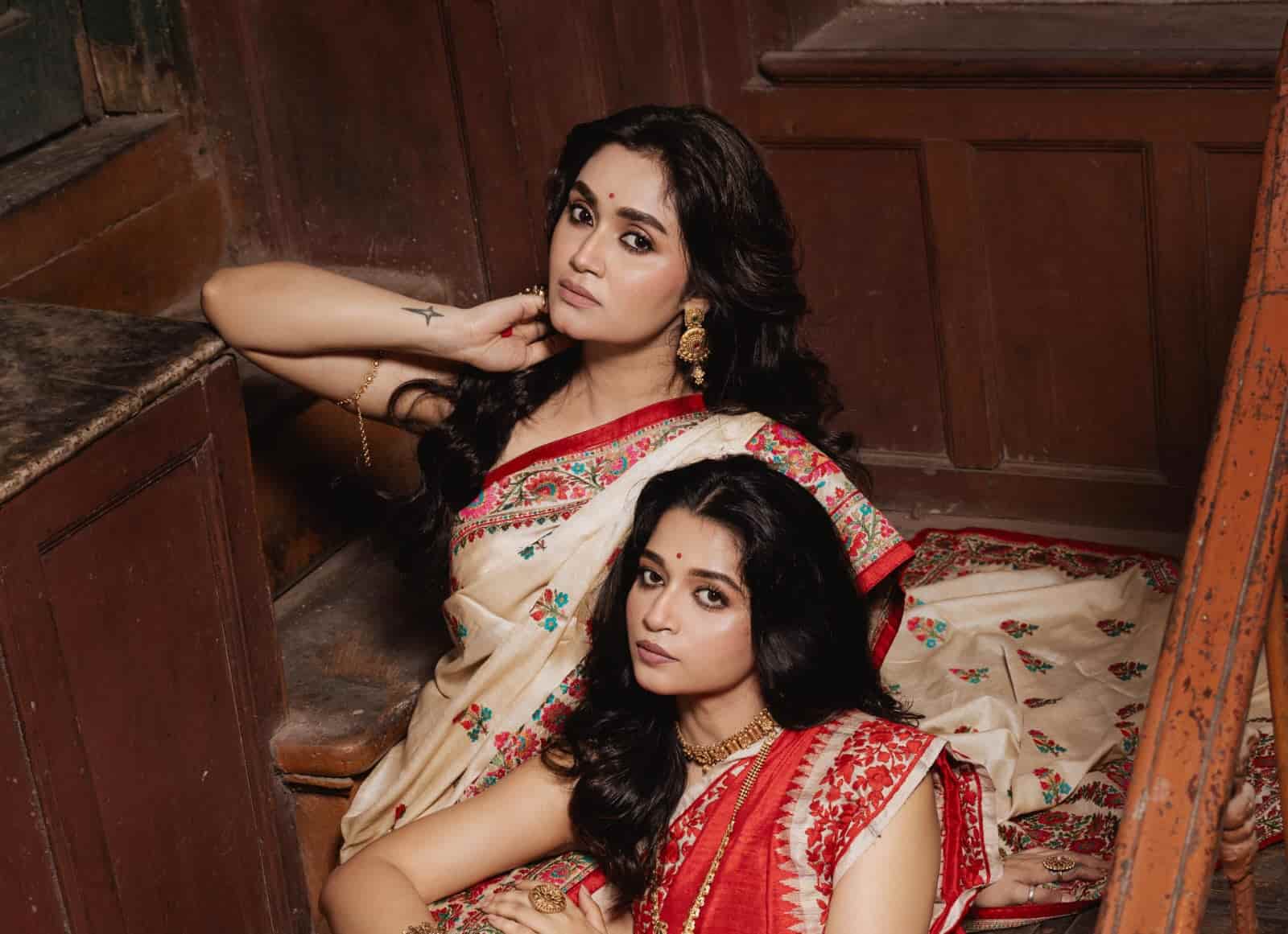 মুখে পরিমিত রূপটান ও সামান্য অলঙ্কার। পরতে পারেন গলা জুড়ে থাকা নেকলেস্‌, কানে ঝোলা দুল এবং তাঁর সঙ্গে বাজুবন্ধনীও বেশ মানাবে। 