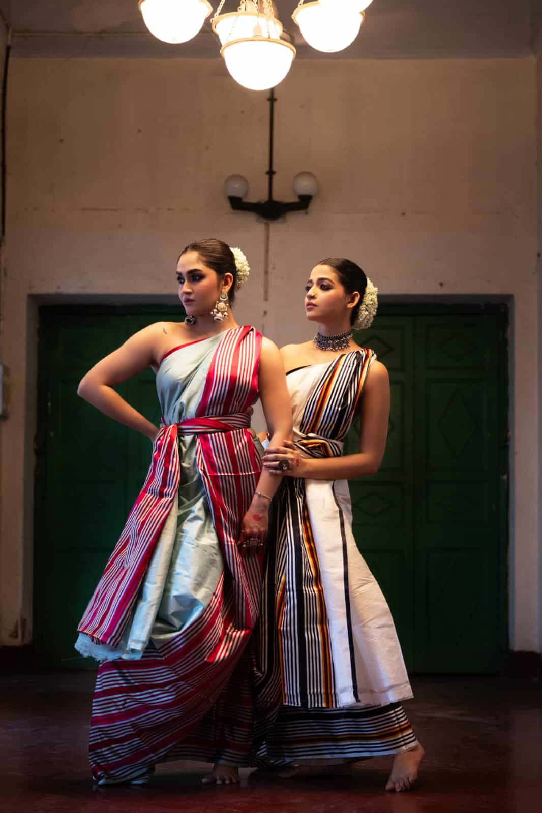  সাদা শাড়ি দেবে স্নিগ্ধ একটি লুক। তবে এ ক্ষেত্রে নেই কোনও সাজের বাহুল্যতা, শাড়িতেও নেই বিশেষ কারুকার্যের টান। এই সাজের মজা লুকিয়ে অন্য জায়গায়।    