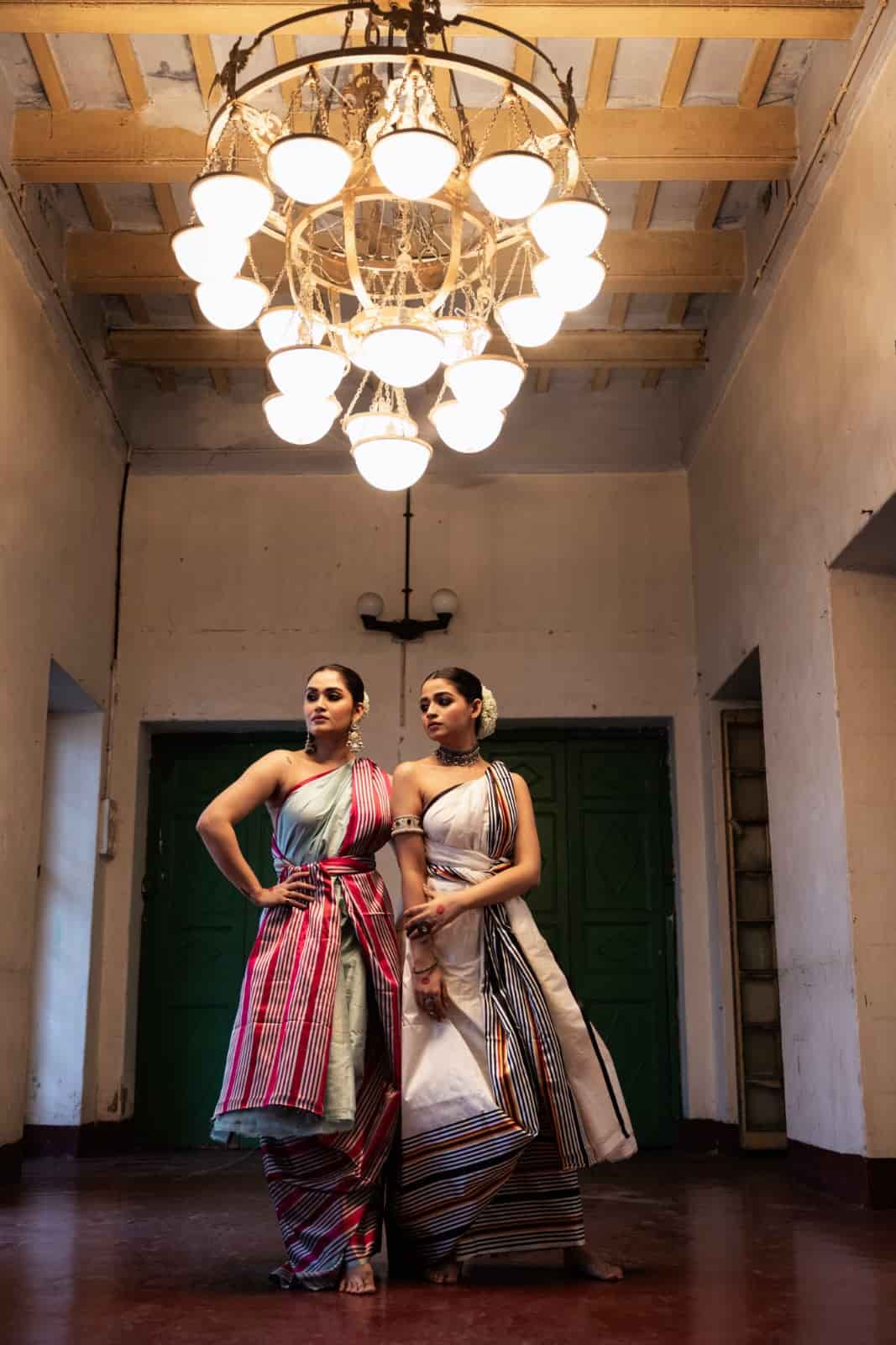 রূপটান যত ছিমছাম, ততই ভাল। কাজল ও আইশ্যাডোর যুগলবন্দিতে গড়া ঘন কালো ‘স্মোকি’ চোখে তবেই নজর আটকাবে মানুষের। 