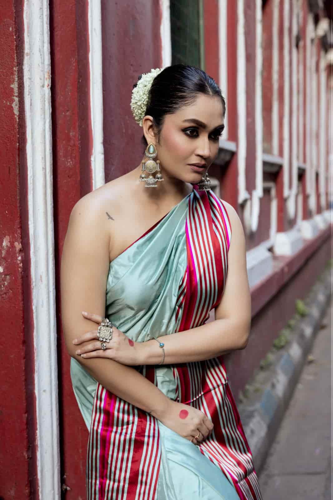 কানে ভারী ঝুমকো বা যে কোনও ভারী দুল থাকলে গলার কাছটি খালি রাখাই শ্রেয়। 