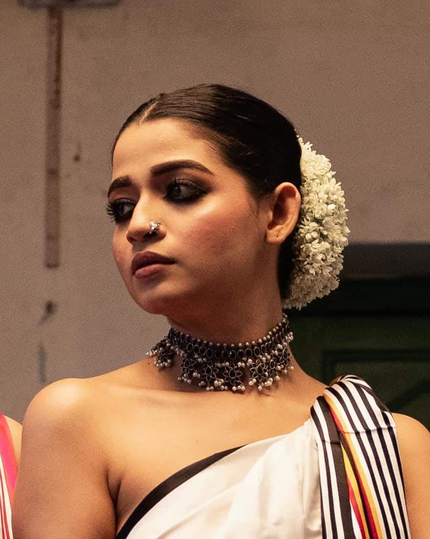 পছন্দমতো একটি নাকছাবিও সাজে যোগ করবে অন্য মাত্রা।  