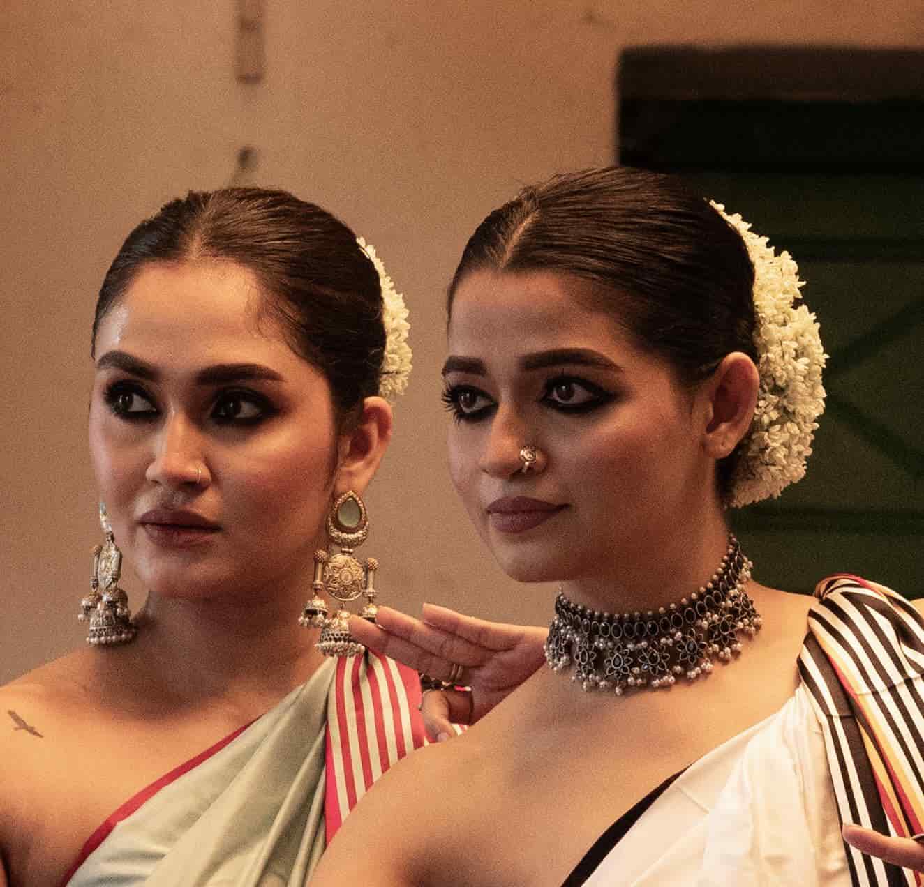 জুঁই ফুলের সঙ্গে সামান্য একটি হাত খোঁপাতেই করুন সাজ সম্পূর্ণ। ছবি: তথাগত ঘোষ, মডেল: ডিম্পল আচার্য্য এবং অনন্যা ভট্টাচার্য, রূপটান শিল্পী: বাবুসোনা, শাড়ি এবং গয়না: সংস্কৃতি কলকাতা এবং সৌম্যজিৎ চক্রবর্তী।  (এই প্রতিবেদনটি ‘আনন্দ উৎসব’ ফিচারের একটি অংশ)।