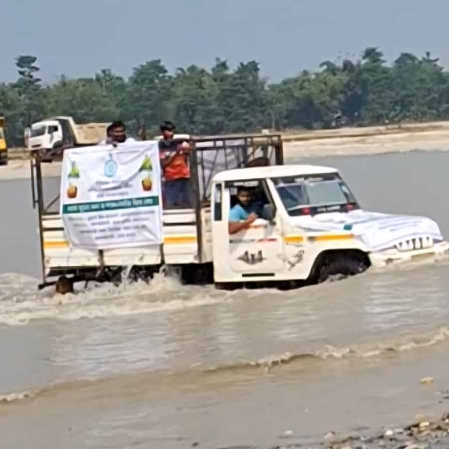 নদী পেরিয়ে উত্তরবঙ্গে দুর্গত এলাকায় সবজি এবং ফল পৌঁছে দিচ্ছে কৃষি বিপণন দফতর।