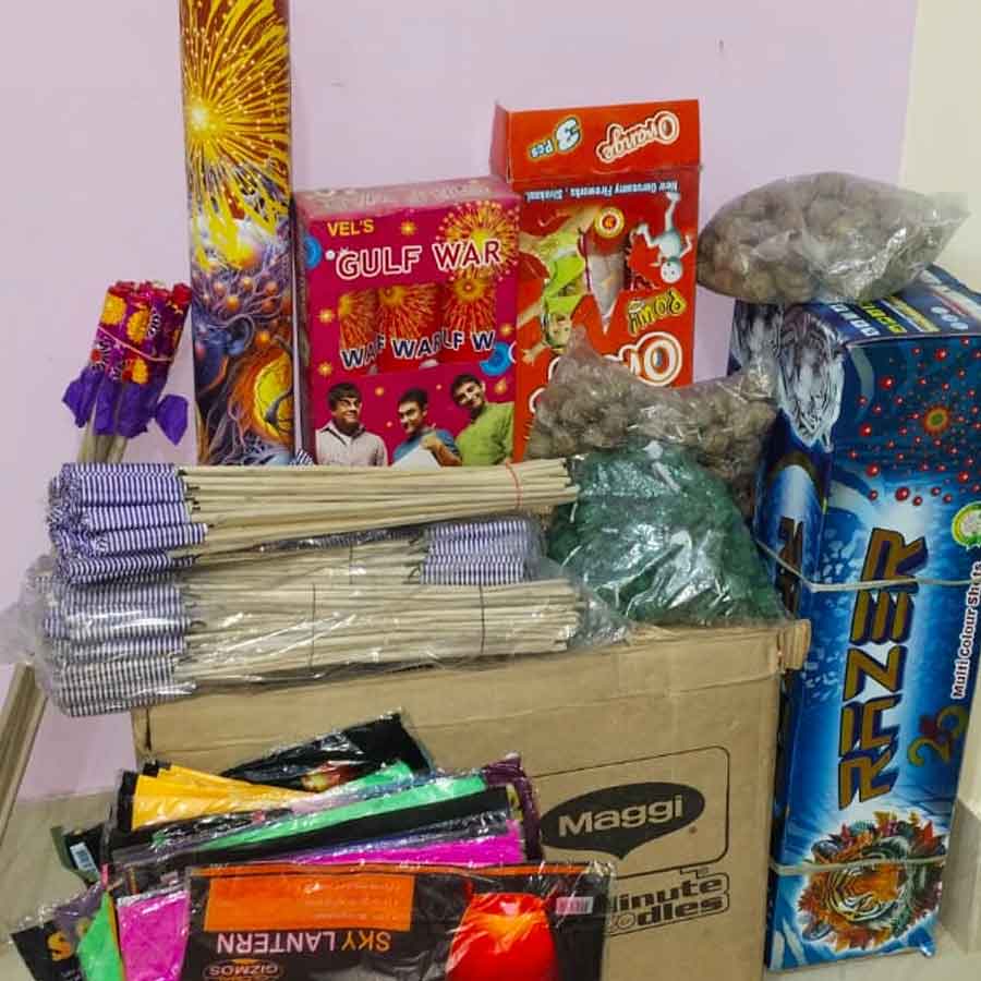 কলকাতার বিভিন্ন এলাকা থেকে পুলিশি অভিযানে বাজেয়াপ্ত বাজি।