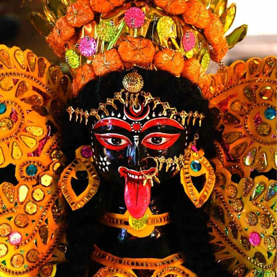 এ ক্ষেত্রে এ তো কালীতীর্থের অন্যতম পীঠস্থান! খুঁজে দেখলে হয়তো শহরের প্রতি বাঁকেই মিলবে ঐতিহ্য ও ইতিহাসের সমাহার। 