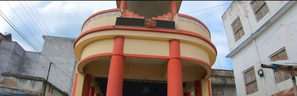 ইতিহাস ঘাঁটলে জানা যায়, প্রায় ৫০০ বছরের পুরনো এই বড়াই চণ্ডীতলা প্রতিষ্ঠা করেন শ্রীমন্ত সদাগর। 