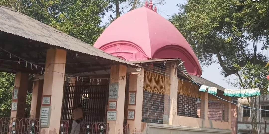 আবার অন্য দিকে রয়েছে হরিপালের দেবী চণ্ডালীর মন্দির। 