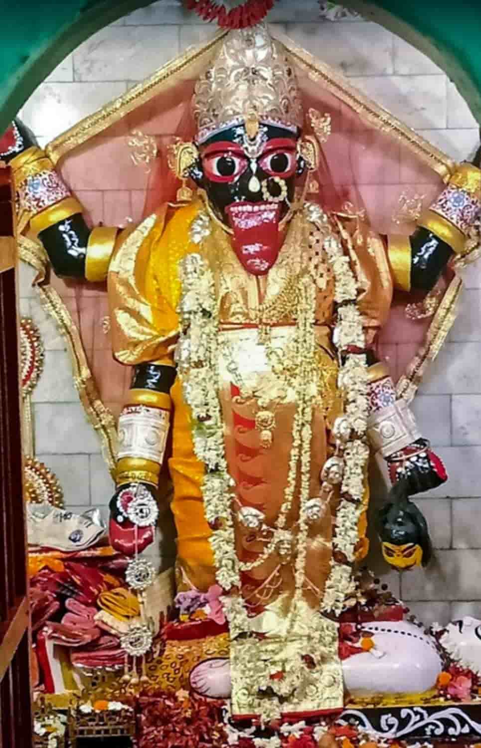  তার পর থেকে আজও নিষ্ঠাভরে পূজিত হয়ে আসছেন দেবী। (এই প্রতিবেদনটি ‘আনন্দ উৎসব’ ফিচারের একটি অংশ)।