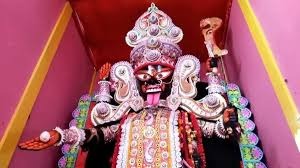 বিষয়টি খোলসা করেই বলা যাক বরং। মালদহের এই বুলবুলচণ্ডী কালীপুজোর নামডাক গোটা পশ্চিমবঙ্গ জুড়েই। এক দিন বা দুই দিন নয়, এই কালীপুজো চলে টানা ১৩ দিন ধরে। 