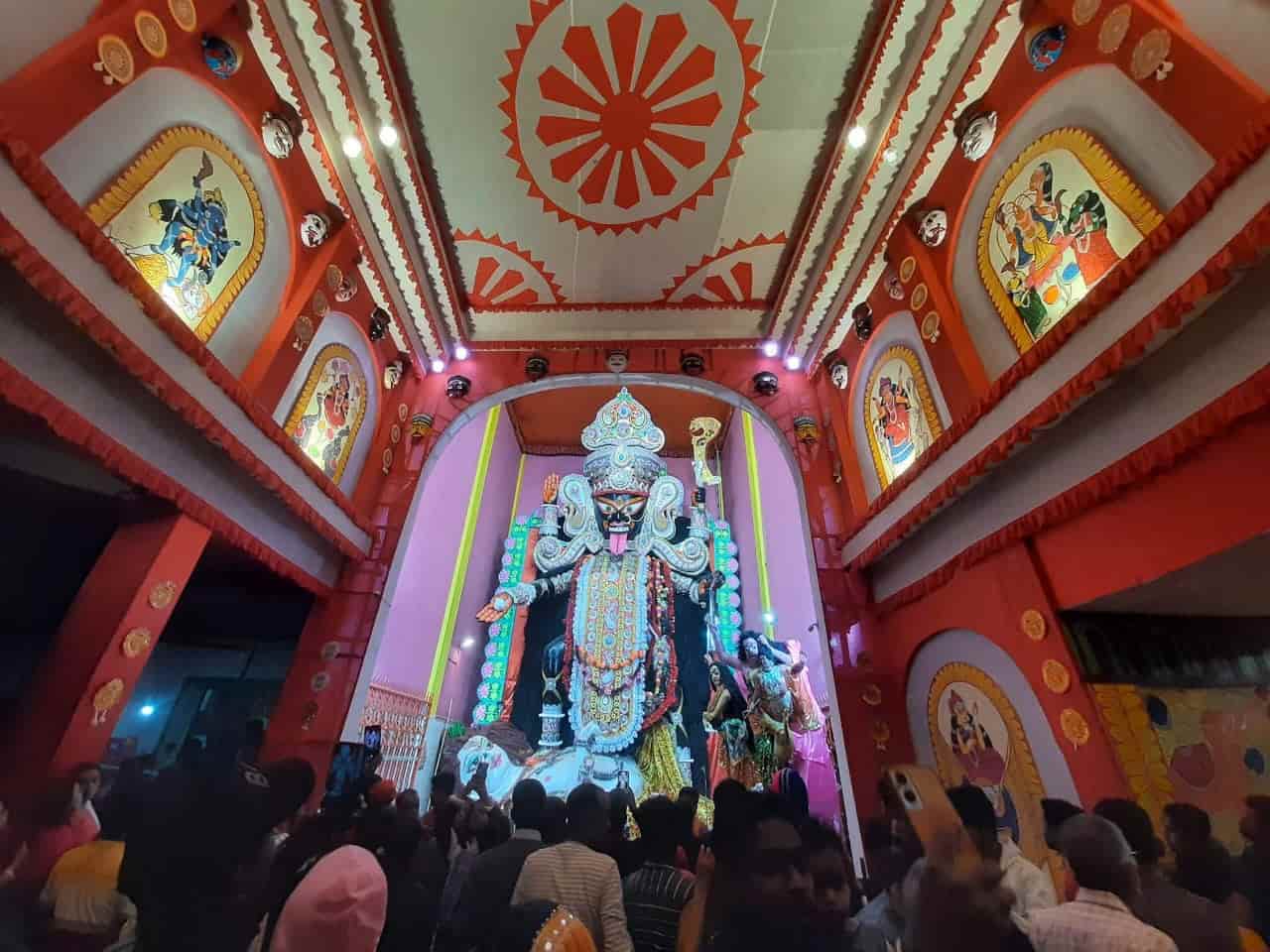  মনে নিষ্ঠা ও ভক্তি পরিপূর্ণ। কিন্তু তা-ই কি যথেষ্ট? অর্থবল বেশি না থাকায় প্রথম বছর প্রতিমার আকার হয় বেশ ছোট। 