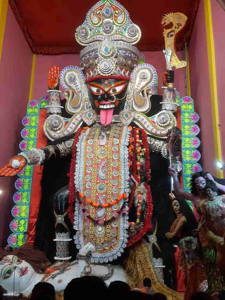  তবে ধীরে ধীরে বাড়তে থাকে দেবীর আকার। সেই সঙ্গে পুজোর আড়ম্বরও। 