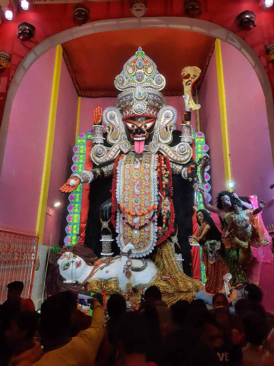 বলা হয়, এক সময়ে নাকি এই পুজোর প্রতিমার উচ্চতা গিয়ে দাঁড়িয়ে ছিল ৪৮ ফুটে। পরে অবশ্য স্থায়ী মন্দির তৈরি হওয়ায় কমিয়ে ৪২শে আনা হয়। 