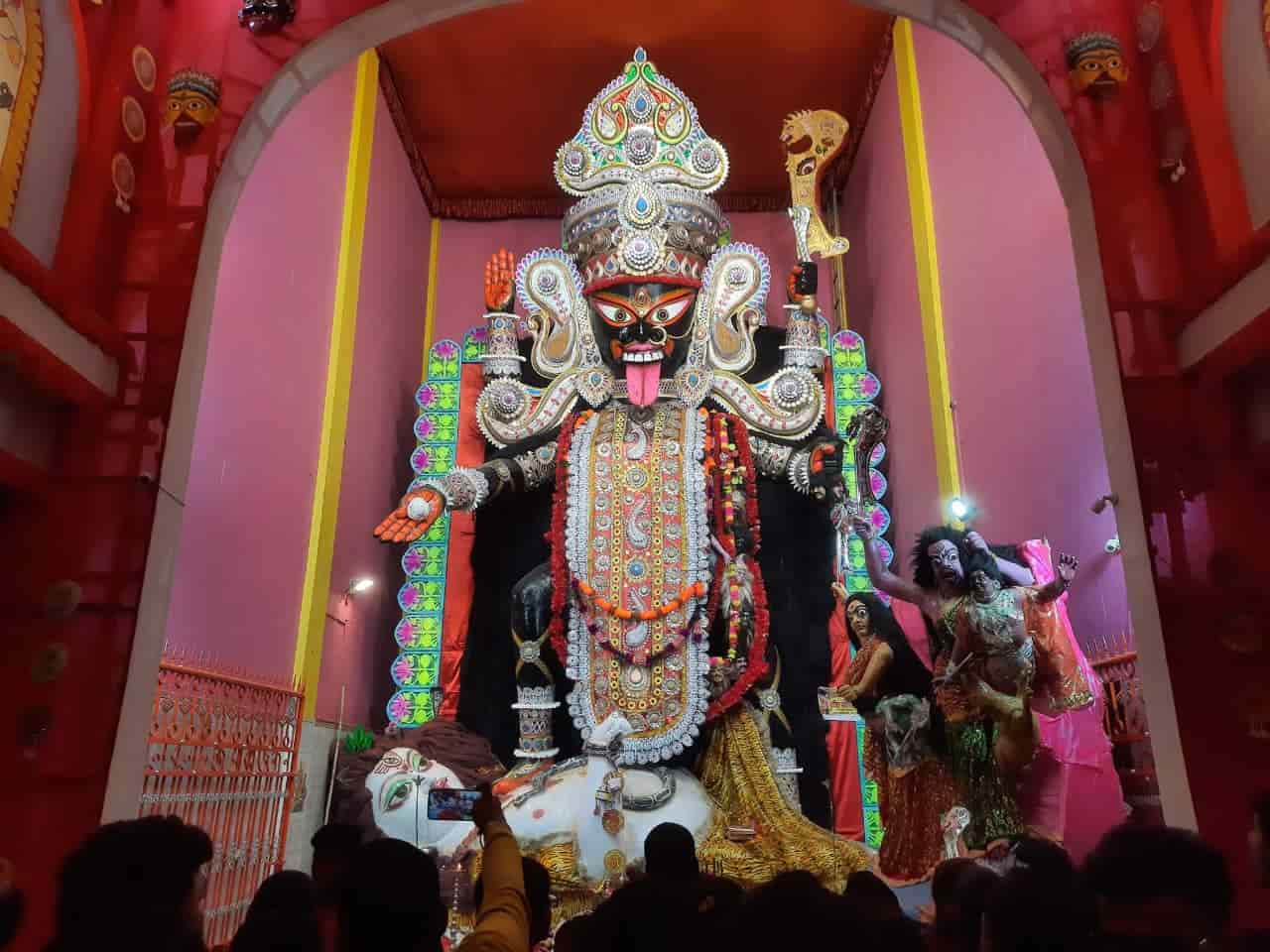 এই পুজোকে কেন্দ্র করে লক্ষাধিক মানুষ ছুটে আসেন শহরের বিভিন্ন প্রান্ত থেকে। 