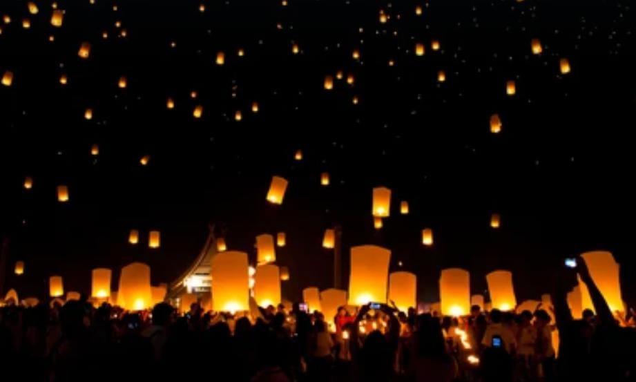 দীপাবলি তথা কালীপুজোয় কলকাতার একশো বছরের প্রাচীন প্রথা ফানুস। আতশবাজির মতোই উজ্জ্বল তার শুরুর গল্প।