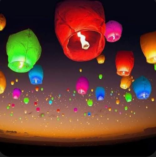 এক সময়ে কলকাতার সুতানুটি অঞ্চলে কালীপুজোর দিন প্রায় সব বাড়িতেই ফানুস ওড়ানোর প্রথা ছিল।