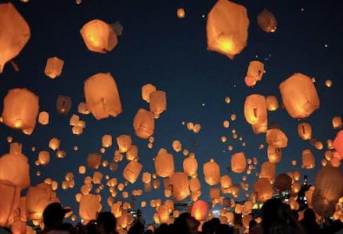 ঠিক কবে কলকাতায় প্রথম ফানুস উড়েছিল, তার কোনও লিখিত প্রমাণ পাওয়া যায় না।